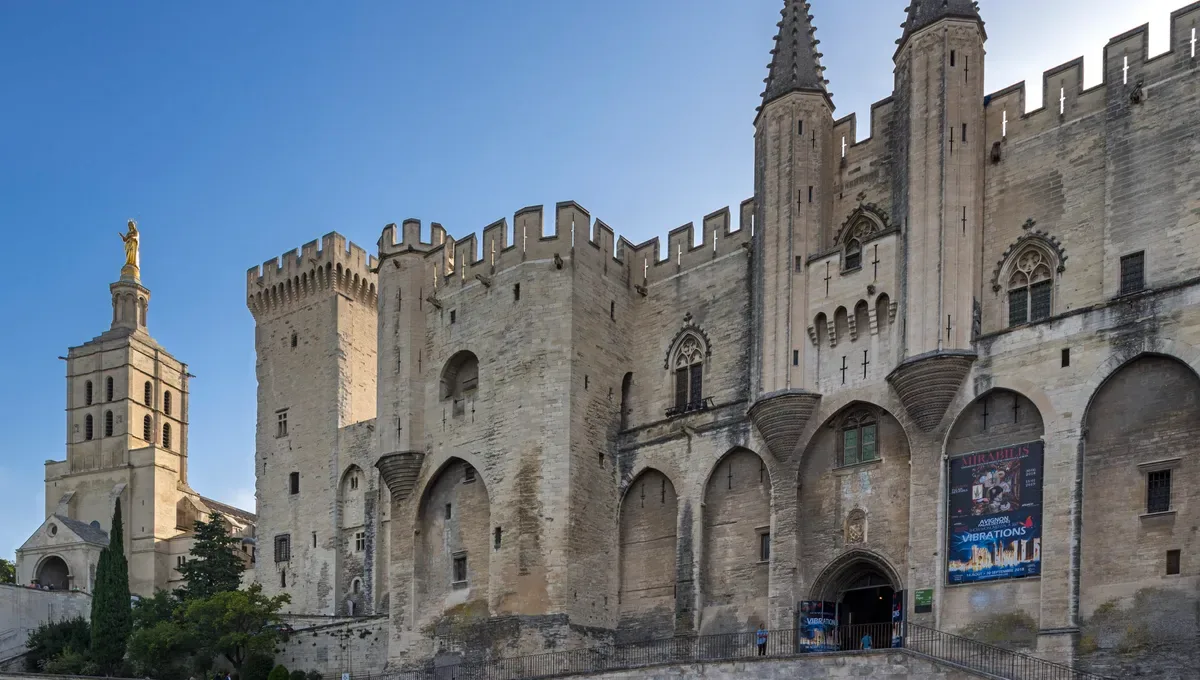 На башне Папского дворца в Авиньоне стоят ульи, и городские пчёлы обгоняют деревенских